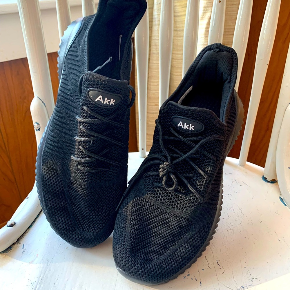 NWOT AKK Women’s lightweight breathable sneaker